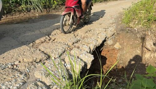 Một số vị trí sạt lở có nguy cơ làm mất một phần mặt đường.