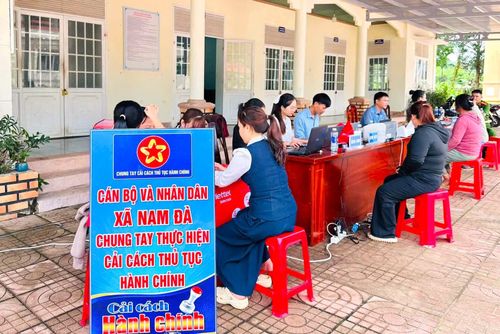 Xã Nam Đà về tận các thôn, bon hỗ trợ người dân thực hiện các thủ tục hành chính