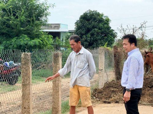 Ông Nguyễn Thanh Tùng tự nguyện hiến phần sân nhà và ruộng bắp để làm đường