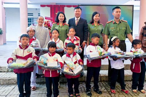 Hội Khuyến học tỉnh phối hợp với các đơn vị, tổ chức trao học bổng, quà cho học sinh vùng sâu, vùng xa trong năm học mới