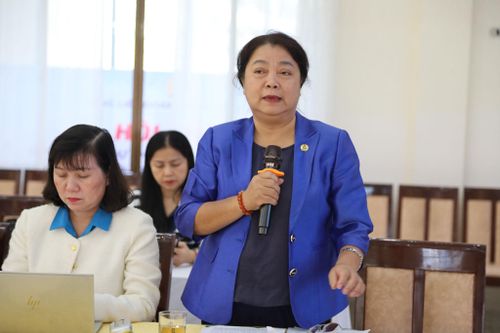 Phó Chủ Tịch Liên đoàn Lao động TP Hà Nội Nguyễn Thị Thu Thủy trao đổi tại hội thảo