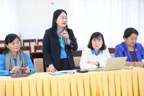 Phó Chủ tịch Liên đoàn Lao động TP Hồ Chí Minh Nguyễn Kim Loan trao đổi tại hội thảo