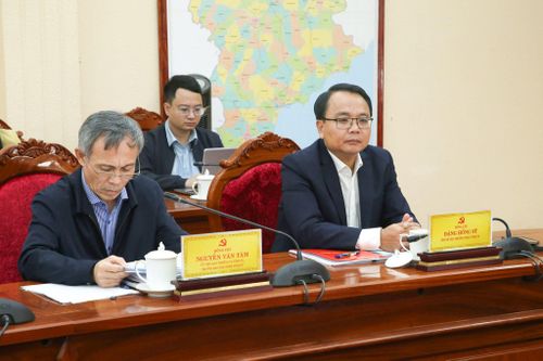 Đồng chí Đặng Hồng Sỹ, Phó Bí thư Thường trực Tỉnh ủy (ngồi hàng đầu, bên phải) tham dự cuộc họp