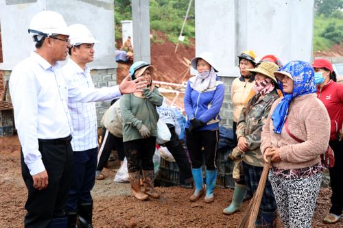 Phó Chủ tịch UBND tỉnh Lâm Đồng Nguyễn Minh ghi nhận, biểu dương sự hỗ trợ của người dân, phụ huynh học sinh, góp phần hoàn thiện 2 ngôi trường vùng biên