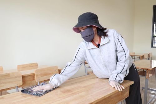 Phụ huynh Trường Phổ thông nội trú liên cấp Tiểu học và THCS Thuận An hỗ trợ dọn dẹp vệ sinh lớp học