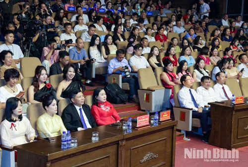 Đồng chí Đinh Thị Lụa, Phó Bí thư Tỉnh ủy, Chủ tịch Ủy ban MTTQ Việt Nam tỉnh và các đại biểu dự đêm chung kết.