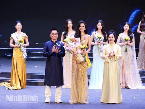 Đồng chí Hoàng Thị Hoài Phương, Tỉnh ủy viên, Phó Giám đốc Báo và phát thanh, truyền hình Ninh Bình và nhà báo Ngô Bá Lục trao danh hiệu Người đẹp thứ ba cho thí sinh Dương Khánh Huyền, SBD 125.