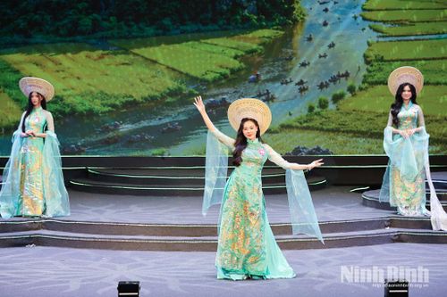 Thí sinh trình diễn bộ sưu tập áo dài “Hương nghề - Sắc đất” của Nhà thiết kế Hà Silk.