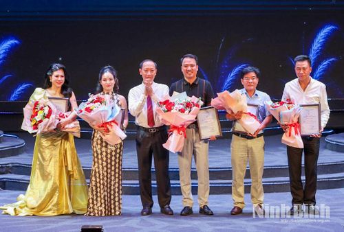 Đồng chí Lê Nguyên Ngọc, Tỉnh ủy viên, Giám đốc Sở Văn hóa và Thể thao tặng hoa và trao Giấy chứng nhận cho các nhà tài trợ.
