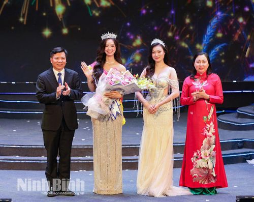 Đồng chí Đinh Thị Lụa, Phó Bí thư Tỉnh ủy, Chủ tịch Ủy ban MTTQ Việt Nam tỉnh và lãnh đạo Sở Văn hóa và Thể thao trao danh hiệu Người đẹp Hoa Lư năm 2026 cho thí sinh Đỗ Thị Thảo, SBD 66 (thứ hai bên trái).