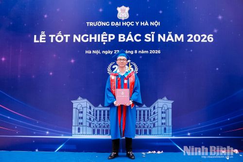 Niềm vui rạng rỡ của anh Phạm Quang Minh trong Lễ Tốt nghiệp Bác sĩ năm 2026.