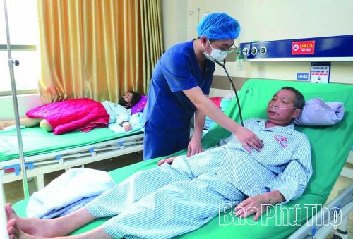 Nhân viên Trung tâm Y tế khu vực Tân Sơn chăm sóc người bệnh mắc bệnh viêm phế quản mạn tính do tiền sử hút thuốc lâu năm.