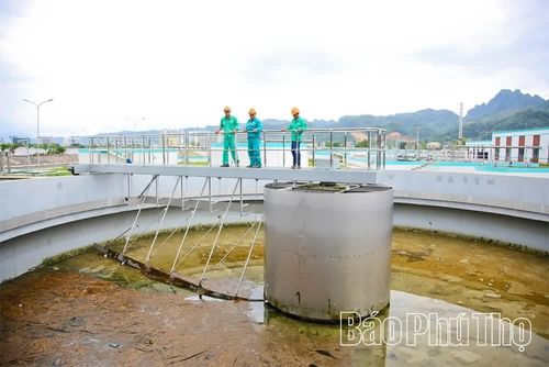Cán bộ Nhà máy xử lý nước thải Hòa Bình trao đổi phương án vận hành thử nghiệm mạng lưới thu gom nước thải của dự án.