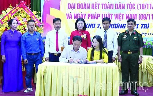 Người dân ký kết thực hiện hương ước của tổ dân phố.