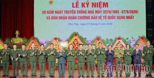 Các vị đại biểu chụp ảnh lưu niệm cùng lãnh đạo Nhà máy Z121.