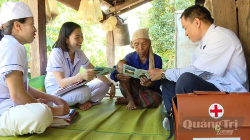 Tuyên truyền phòng chống dịch bệnh tại bản Còi Đá, xã Kim Ngân, tỉnh Quảng Trị - Ảnh: N.T