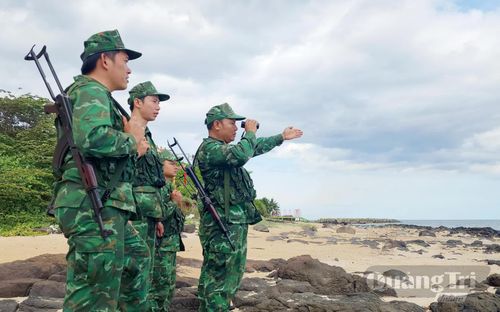 Cán bộ, chiến sĩ Đồn Biên phòng Cửa Tùng tuần tra biển - Ảnh: T.L