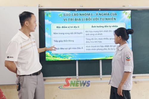Giáo viên Trường THCS Pắc Ngà, xã Pắc Ngà sử dụng giáo án điện tử trong giảng dạy.