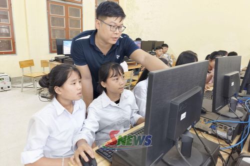 Giờ Tin học của học sinh Trường THCS Pắc Ngà, xã Pắc Ngà.