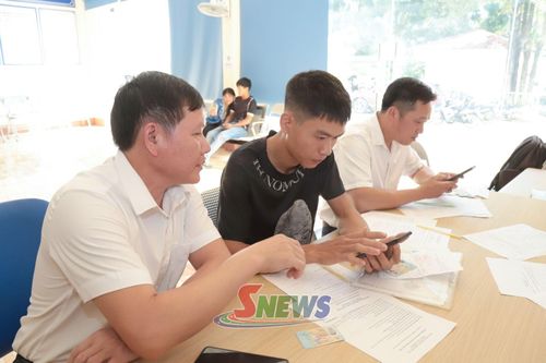 Cán bộ Trung tâm Phục vụ hành chính công xã Chiềng Khoong hỗ trợ người dân làm thủ tục hành chính trực tuyến.