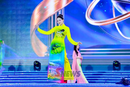 Phần thi trình diễn áo dài của thí sinh Trần Thị Thu Hiền, Ninh Bình.
