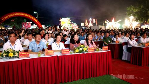 Các đại biểu cùng đông đảo du khách thập phương dự khai mạc Lễ hội Đền Minh Lương 2026.