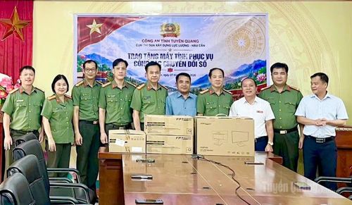 Cụm thi đua Xây dựng lực lượng - Hậu cần trao tặng máy tính cho UBND xã Xín Mần.