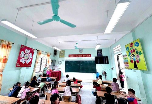 Các em nhỏ Trường Tiểu học A (xã Tùng Bá) được học tập dưới ánh sáng an toàn. Ảnh CTV.