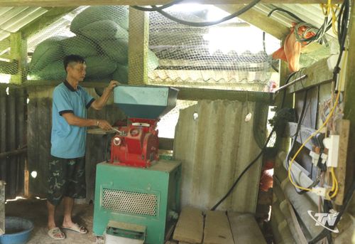 Có điện lưới ổn định, ông Dương Văn Vằn (Khuổi Tạo, thôn 5, xã Yên Phong) đầu tư máy xay xát phục vụ gia đình và các hộ dân trong khu.