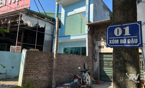 Các hộ dân tại xóm Bờ Đậu, đầu tuyến đường Vành đai I, di chuyển tài sản, tháo dỡ công trình để bàn giao mặt bằng.