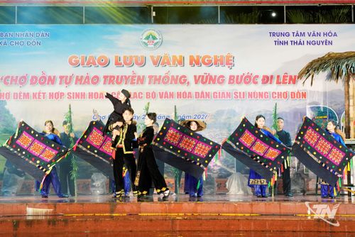 Các tiết mục văn nghệ mang đậm màu sắc văn hóa địa phương tại chợ đêm ATK Chợ Đồn.