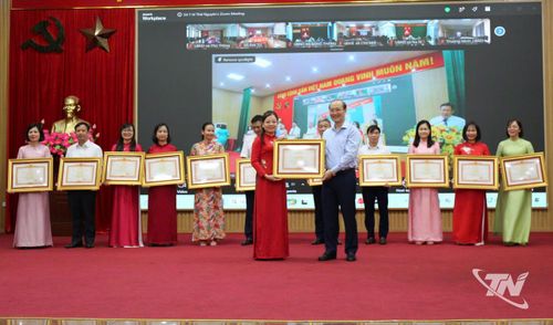 Lãnh đạo Sở Y tế Thái Nguyên biểu dương, vinh danh các tập thể, cá nhân có thành tích xuất sắc trong công tác.