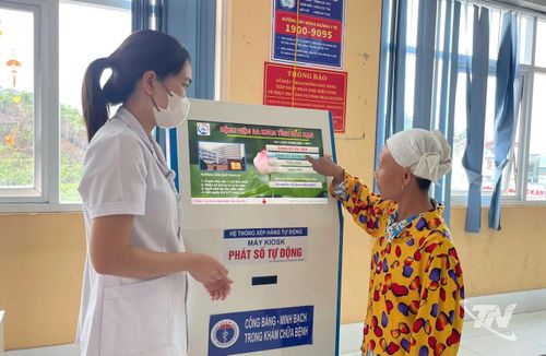 Người dân đến khám, chữa bệnh tại cơ sở y tế, lấy số thứ tự qua Kiosk tự động.