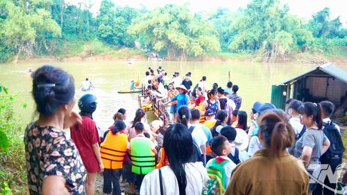 Rất đông người dân đưa con, cháu qua sông đến trường.