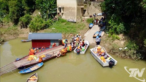 Trước mắt, việc di chuyển bằng ca nô qua sông sẽ bảo đảm an toàn cho học sinh, người dân.