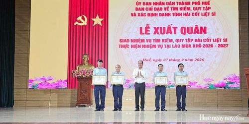 Lãnh đạo thành phố khen thưởng cho các tập thể, cá nhân có thành tích trong công tác tìm kiếm, quy tập hài cốt liệt sĩ.