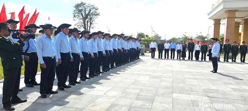 Cán bộ, nhân viên Đội 192 nghe giao nhiệm vụ trước khi lên đường thực hiện nhiệm vụ mùa khô 2026-2027