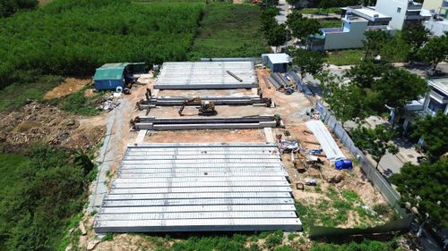 Phần lớn các phiến dầm của hạng mục cầu vượt đường sắt tại vị trí đầu tuyến đã được nhà thầu Tiến Hưng gia công xong tại bãi đúc dầm.
