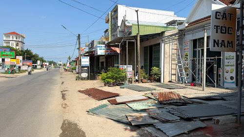 Hiện tại, chủ đầu tư phối hợp với chính quyền địa phương đẩy nhanh công tác GPMB để triển khai dự án, mục tiêu được đặt ra là cơ bản hoàn thành công tác bồi thường, GPMB trong năm 2026. Ghi nhận cho thấy, những ngày này người dân có nhà cửa, vật kiến trúc và cây cối dọc tuyến đã chủ động tháo dỡ mái hiên, chuyển dời cây cối và tài sản để bàn giao mặt bằng cho chủ đầu tư.