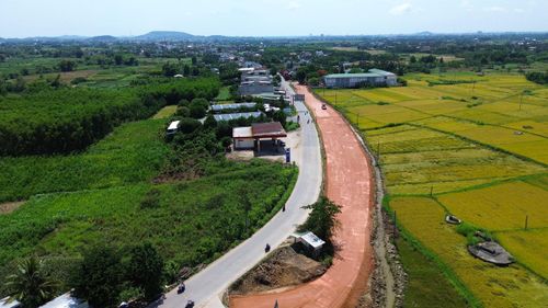 Những vị trí thuận lợi về mặt bằng đã được tiếp cận, tổ chức bóc phong hóa, thi công hệ thống thoát nước ngang - dọc và khẩn trương hoàn thiện các lớp vật liệu đắp để hình thành nền đường. 