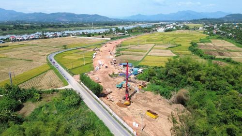 Dự án được khởi công đầu tháng 6/2026, có tổng mức đầu tư 679 tỷ đồng. Trong đó, chi phí xây lắp hơn 316 tỷ đồng, hơn 276 tỷ đồng bố trí cho công tác bồi thường, giải phóng mặt bằng, còn lại là các chi phí khác. Dự án do Ban Quản lý dự án đầu tư xây dựng các công trình giao thông tỉnh Quảng Ngãi làm chủ đầu tư, thi công trong 18 tháng. Dự kiến đến tháng 12/2027 sẽ hoàn thành, đưa vào khai thác. 