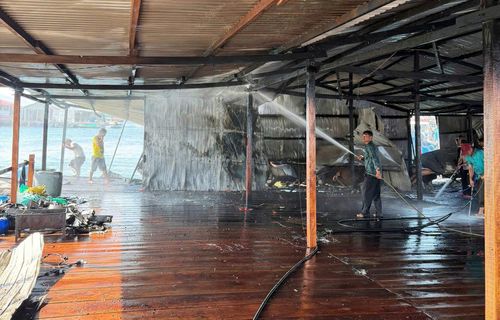 Vụ cháy làm khoảng 30% diện tích mặt sàn gỗ của bè bị hư hỏng, thiệt hại ban đầu ước khoảng 500 triệu đồng (Ảnh: BPKH).