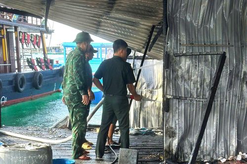 Lực lượng chức năng và người dân phối hợp phun nước dập tắt đám cháy, ngăn cháy lan sang các khu vực lân cận (Ảnh: BPKH).