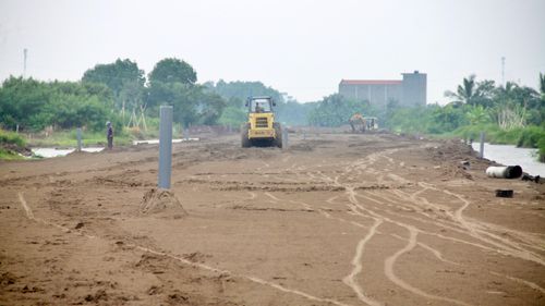 Nhà thầu tập trung máy móc thi công, đẩy nhanh tiến độ dự án đường Vành đai trong - TP Bạc Liêu.