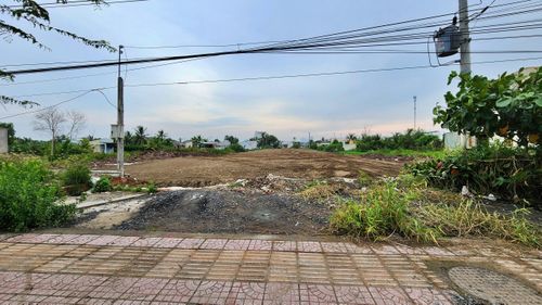 Nền đường khu vực giáp với đường Lò Rèn đang được khẩn trương san lấp.