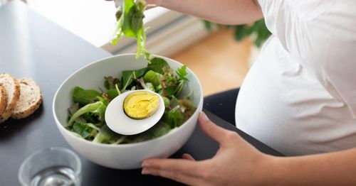Mẹ bầu nên đa dạng thực phẩm thay vì tập trung vào một món ăn trong thai kỳ (Ảnh minh họa)