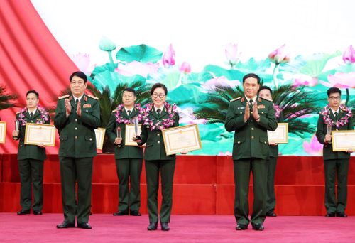 Thiếu tá Phạm Thị Ngọc Hà nhận Bằng khen từ thủ trưởng, lãnh đạo Bộ Quốc phòng.