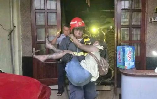 Cứu hộ tiếp cận đưa những người mắc kẹt trong đám cháy ra ngoài.