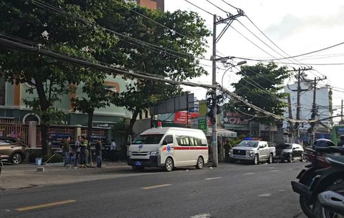 Các lực lượng túc trực tại hiện trường vụ cháy.