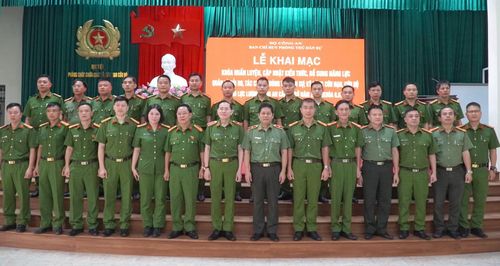  Các đại biểu dự lễ khai giảng cùng đại diện các học viên. 